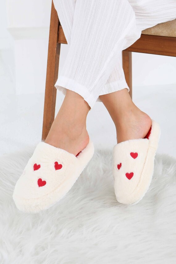 Kadın Beyaz Kalp Detaylı Peluş Ev Terliği - 27775-BEYAZ - 1